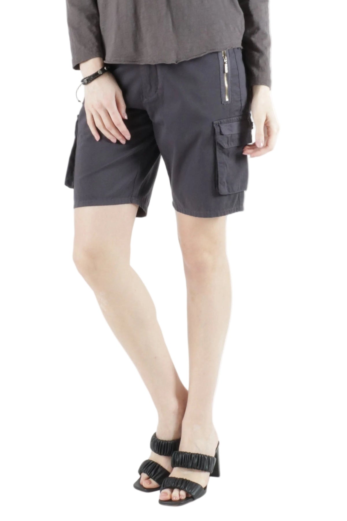 Easy Bermuda with zip pockets in Washed Black