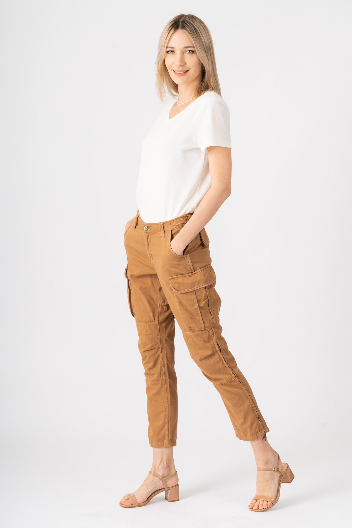 Easy fit cargo pants in Camel