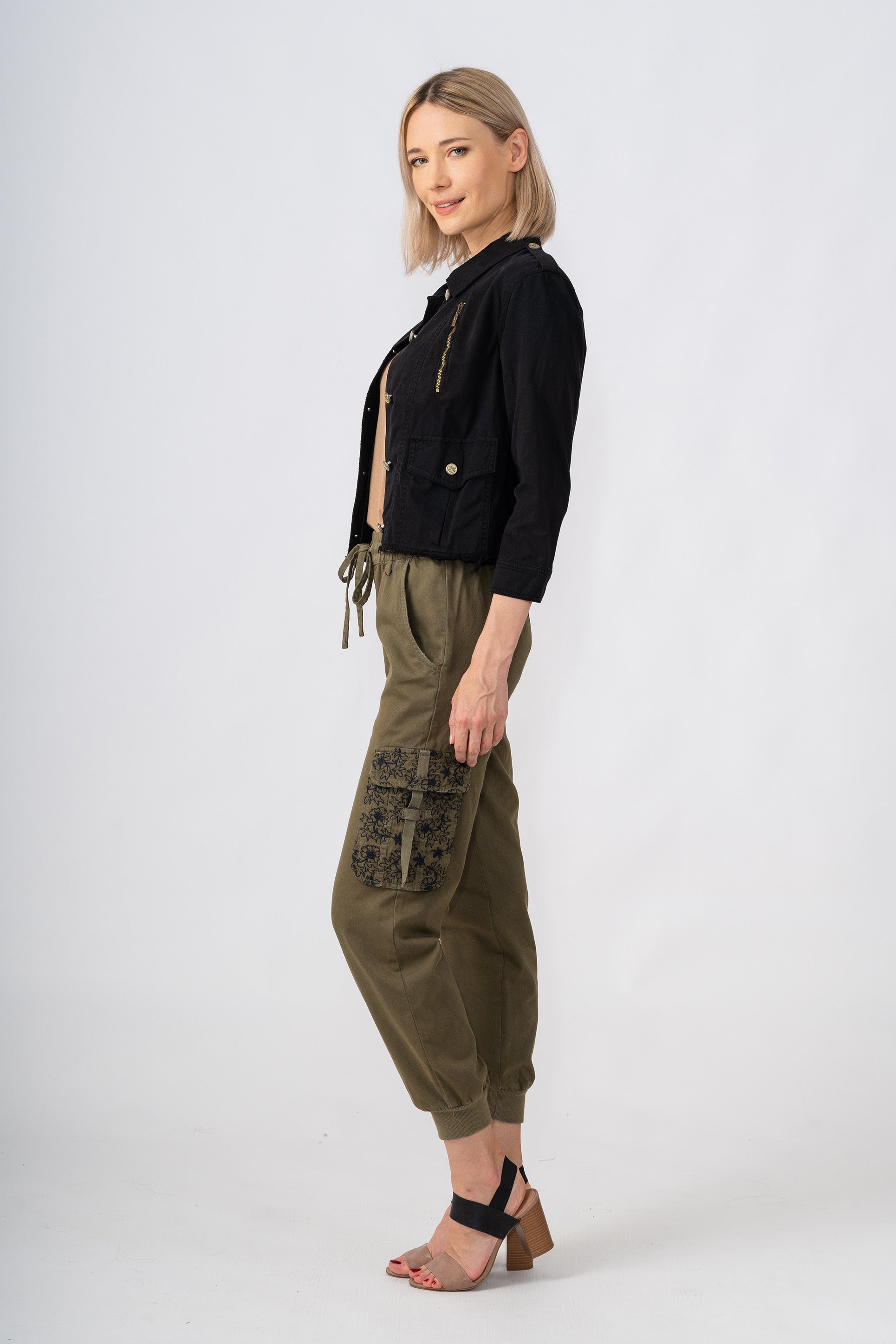 Cargo jogger with embroidery in Olive