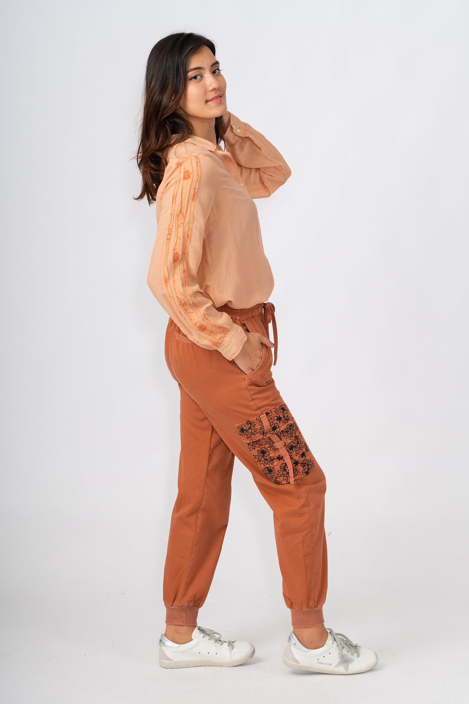 Cargo jogger with embroidery in Toffee Brown