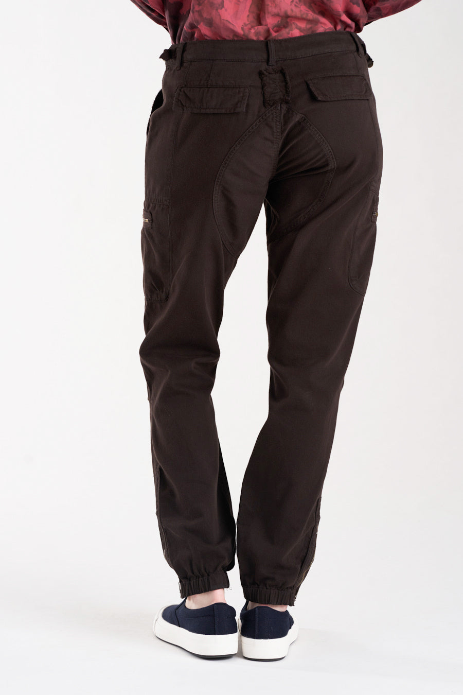Pants with elastic hem in Licorice